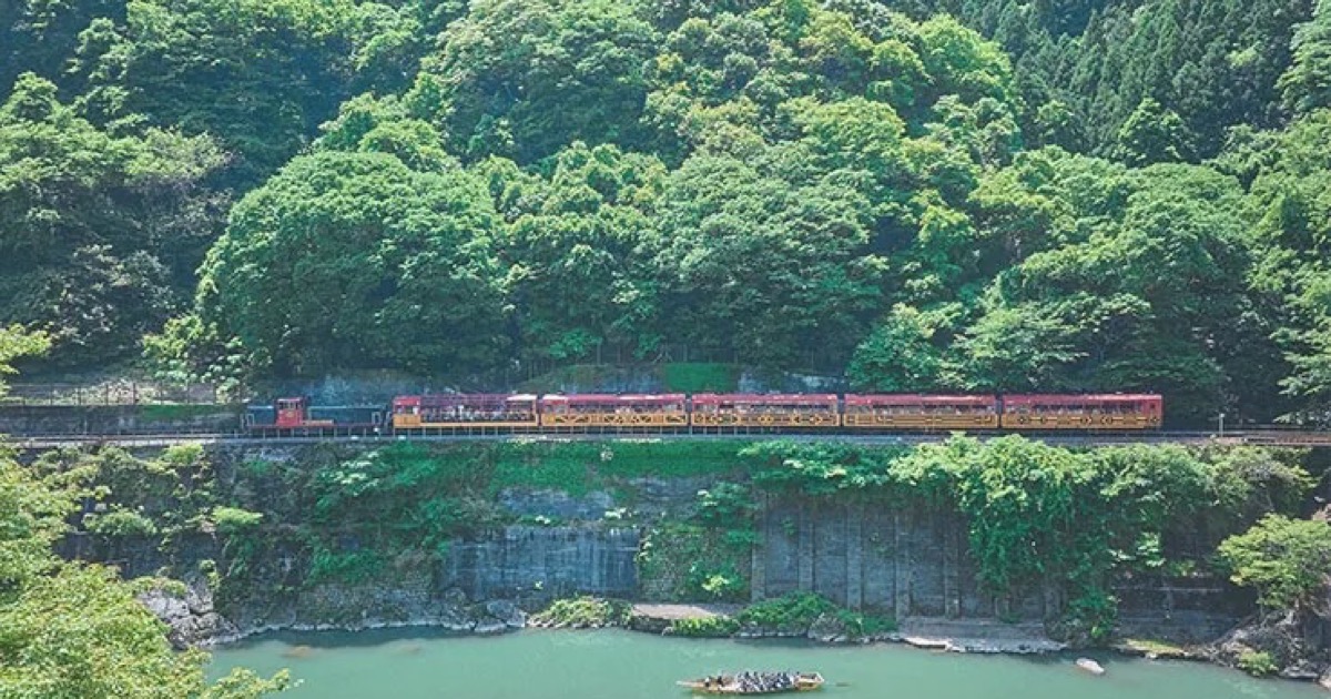 嵯峨野を走る嵯峨野観光鉄道と保津川を写した夏の京都の風景